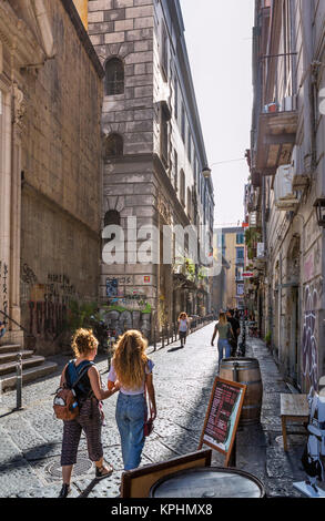 Via San Pietro a Maiella, una strada del centro storico (Centro Storico), Napoli, Italia Foto Stock