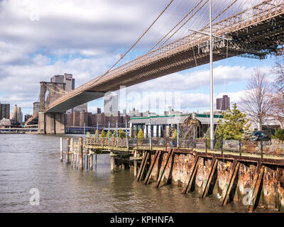 NEW YORK, Stati Uniti d'America - 5 gennaio 2015: Aperto nel 1977 il River Cafe ha straordinarie vedute del Ponte di Brooklyn e la skyline di Manhattan Foto Stock