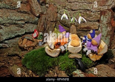 quattro gnomes a colazione con l'scarabeo Foto Stock