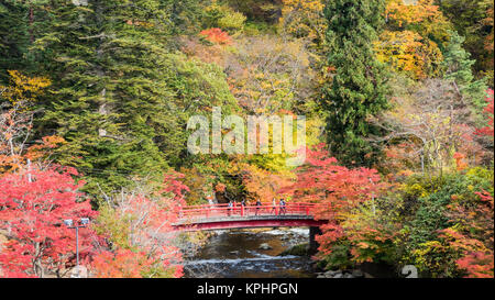 Fudo stream e il ponte rosso a Mount Nakano-Momiji Foto Stock