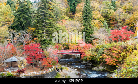 Fudo stream e il ponte rosso a Mount Nakano-Momiji Foto Stock