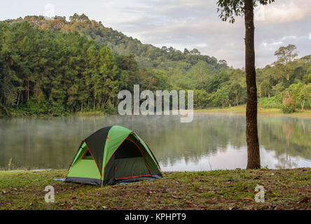 Tende da campeggio vicino al lago a Pang Oung a Mae Hong Son, Thailandia Foto Stock