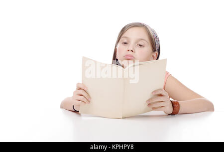 Preteen ragazza legge un libro su bianco Foto Stock