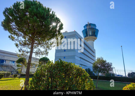 Aeroporto di Atene del controllo del traffico aereo la torre contro il cielo blu Foto Stock