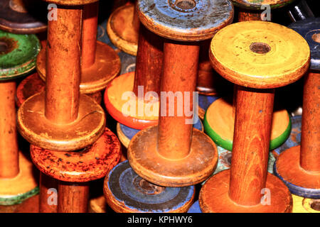 Vecchio vuoto vintage telaio di tessitura bobine Foto Stock