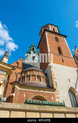 Cattedrale di Cracovia, vista dell'angolo sud-ovest della Cattedrale di Cracovia che mostra il campanile e la cupola porticata della Cappella Potocki, Polonia. Foto Stock