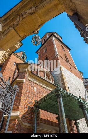 Cattedrale dalla collina di Wawel e a basso angolo di visione del gateway e la torre campanaria a sud-ovest della cattedrale di Cracovia, in Polonia. Foto Stock