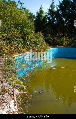 Dettaglio di abbandonato ed incolto piscina Foto Stock