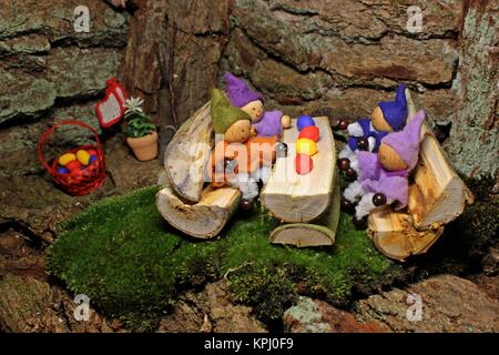 Quattro gnomes celebrano la Pasqua nella loro wichtelcave Foto Stock