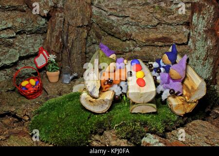 Quattro gnomes celebrano la Pasqua nella loro wichtelcave Foto Stock