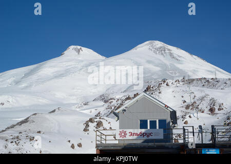 Elbrus, Russia - 28 Gennaio 2017: una vista della cima del monte Elbrus - la montagna più alta in Europa. Foto Stock