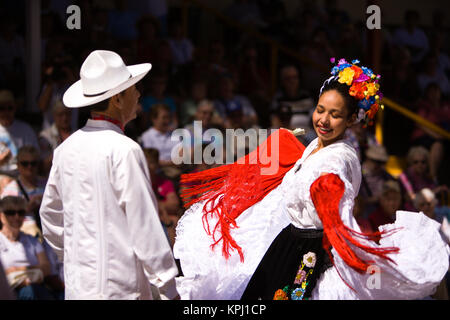 Gli interpreti di spettacolo folcloristico al teatro azteca, zona dorata, Mazatlan, Sinaloa Membro, Messico (MR) Foto Stock