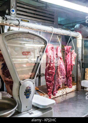 Lima, Perù - Ottobre 13, 2014 - un piccolo negozio che vende carne al Mercado de Surquillo a Lima (Perù) Foto Stock