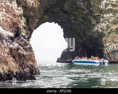 Paracas, Perù - 15 Ottobre 2014: tour in barca intorno alle Isole Ballestas parco nazionale. Foto Stock