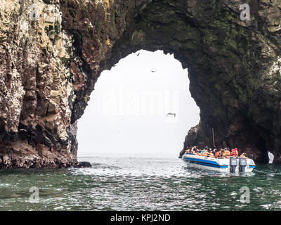 Paracas, Perù - 15 Ottobre 2014: tour in barca intorno alle Isole Ballestas parco nazionale. Foto Stock