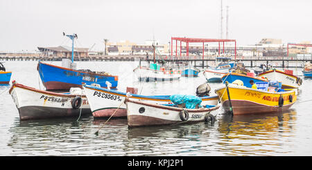 Paracas - Perù, 15 Ottobre 2014: vista di un gruppo di ancoraggio barche di pescatori in una mattina nuvoloso in Paracas, Perù Foto Stock