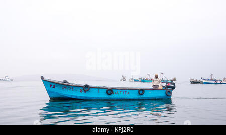 Paracas - Perù, 15 Ottobre 2014: vista di un pescatore nel porto di Paracas, Perù. Foto Stock