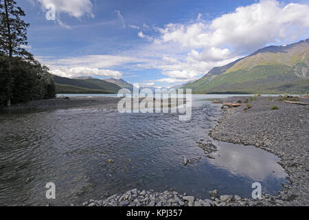 Piccola insenatura svuotamento in un lago alpino Foto Stock