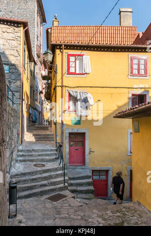 Dipinto luminosamente case nella Ribeira, Porto quartiere lungomare dal Fiume Douro Porto, Portogallo. Foto Stock