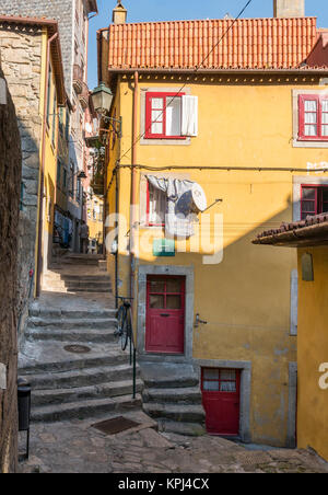 Dipinto luminosamente case nella Ribeira, Porto quartiere lungomare dal Fiume Douro Porto, Portogallo. Foto Stock