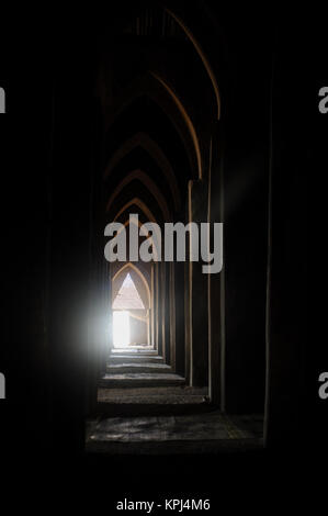 La luce alla fine del tunnel su una famosa moschea araba. Istanbul, Turchia Foto Stock