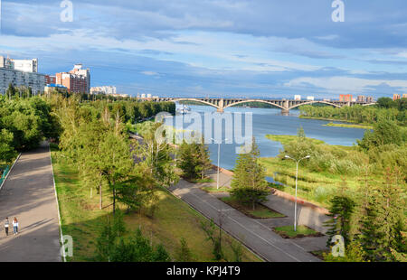 Krasnoyarsk, Russia- Agosto 9, 2017: vista del ponte comunale attraverso il fiume Yenisei Foto Stock