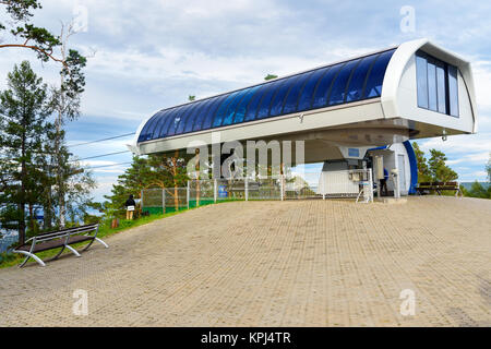 Krasnoyarsk, Russia- Agosto 10, 2017: seggiovia stazione sulla cima della montagna. Riserva russo Stolby Nature Sanctuary. Vicino a Krasnoyarsk Foto Stock