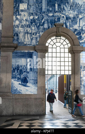 Tradizionali piastrelle dececorated ,azulejos, in alla stazione ferroviaria di Sao Bento a Porto, Portogallo Foto Stock