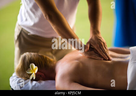 Le donne, il Fairmont Kea Lani, outdoor gazebo spa, Wailea, Maui, Hawaii, USA (MR) Foto Stock