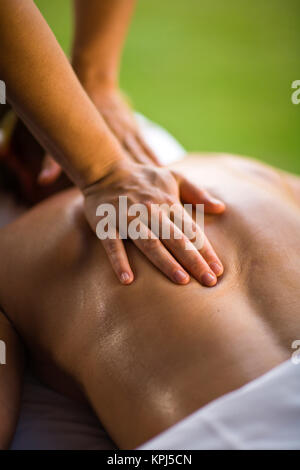 Le donne, il Fairmont Kea Lani, outdoor gazebo spa, Wailea, Maui, Hawaii, USA (MR) Foto Stock