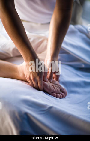 Le donne, il Fairmont Kea Lani, outdoor gazebo spa, Wailea, Maui, Hawaii, USA (MR) Foto Stock