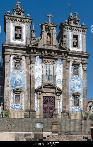 Sao Ildefonso chiesa, decorata con tradizionali piastrelle blu, azulejos, nel centro di Porto, Portogallo Foto Stock