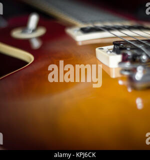 Close-up di una chitarra elettrica Foto Stock