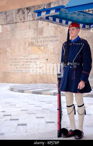 Evzones davanti alla tomba del Milite Ignoto in Piazza Syntagma Foto Stock