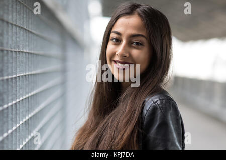 Ritratto di una giovane donna con capelli lunghi marrone Foto Stock