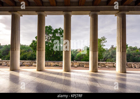 Stoa di Attalos, nell'agorà di Atene, Grecia. È stato costruito da Re Attalos II di Pergamo, tipico di età ellenistica sotto la roccia di Acropoli. Foto Stock