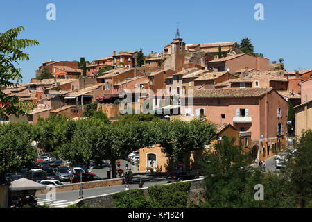 Vista della città vecchia, più bei villaggi di Francia, rosso village, Roussillon. Vaucluse, Provence-Alpes-Côte d' Azur, Francia Foto Stock