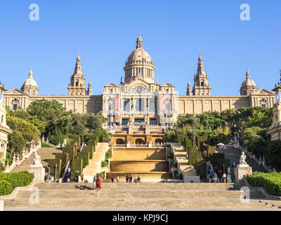 Barcellona, Spagna - Luglio 10, 2015: estate vista giorno del Palau Nacional (Palazzo Nazionale) a Barcellona, che era stato costruito per la mostra internazionale Foto Stock