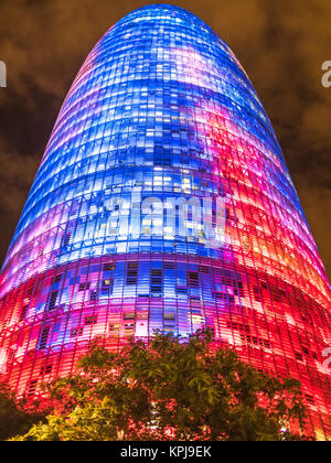 Barcellona, Spagna - Luglio 24, 2015: vista notturna della Torre Agbar costruito nel 2005. Da allora è un punto di riferimento di Barcellona. Foto Stock