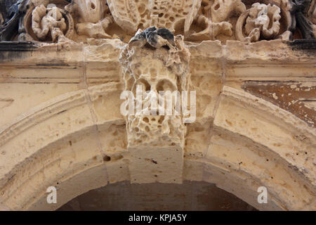 Arch keystone nella forma di una pietra erosa in faccia la rovina opera house, South Street, Valletta, Malta Foto Stock