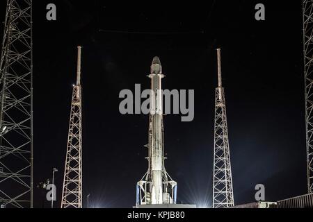 Cape Canaveral, in Florida. Il 15 dicembre, 2017. La SpaceX Falcon 9 rocket che porta la capsula di drago si prepara a soffiare fuori dal complesso di lancio 39A presso il Kennedy Space Center di Cape Canaveral Spaceport Dicembre 15, 2017 in Cape Canaveral, in Florida. La capsula Dragon è su un rifornimento eseguito alla Stazione Spaziale Internazionale ed è la prima volta SpaceX ha lanciato un pre-volato rucola e navicella spaziale su una missione NASA. Credito: Planetpix/Alamy Live News Foto Stock