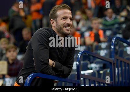 Amburgo, Germania. 15 Dic, 2017. Il calciatore Rafael van der Vaart guardando il gioco dalle tribune durante il 2017 mondiale sulle donne campionato di pallamano semi-match finale tra la Norvegia e i Paesi Bassi in Barclaycard Arena di Amburgo, Germania, 15 dicembre 2017. Credito: Axel Heimken/dpa/Alamy Live News Foto Stock