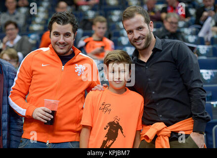 Amburgo, Germania. 15 Dic, 2017. Il calciatore Rafael van der Vaart (R) e suo figlio Damian (C) guardando il gioco dalle tribune durante il 2017 mondiale sulle donne campionato di pallamano semi-match finale tra la Norvegia e i Paesi Bassi in Barclaycard Arena di Amburgo, Germania, 15 dicembre 2017. Credito: Axel Heimken/dpa/Alamy Live News Foto Stock