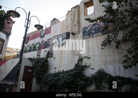 Damasco, Siria. 5 Novembre, 2017. Pro regime di Assad porter visto su un edificio di damasco.Nonostante il conflitto in corso in Siria, la vita di Damasco che ancora porta su relativamente tranquilla. Damasco è la capitale del paese dilaniato dalla guerra Siria, è sotto il controllo del funzionario del governo siriano guidato dal Presidente Bashar al-Assad. Credito: Sally Hayden/SOPA/ZUMA filo/Alamy Live News Foto Stock