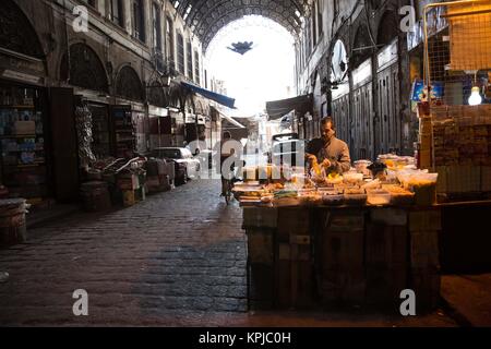 Damasco, Siria. 28 ott 2017. Un uomo vende beni Al-Hamidiyah Souq, nella città vecchia di Damasco.Nonostante il conflitto in corso in Siria, la vita di Damasco che ancora porta su relativamente tranquilla. Damasco è la capitale del paese dilaniato dalla guerra Siria, è sotto il controllo del funzionario del governo siriano guidato dal Presidente Bashar al-Assad. Credito: Sally Hayden/SOPA/ZUMA filo/Alamy Live News Foto Stock