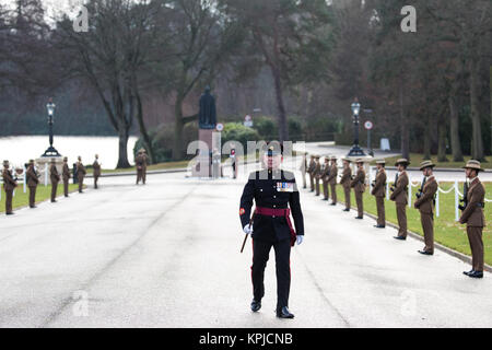 Sandhurst, Regno Unito. Il 14 dicembre, 2017. Dignitari arriva per il sovrano's Parade presso la Reale Accademia militare di Sandhurst. Il Sovrano's Parade segna il passaggio da Sandhurst in seguito al completamento di un anno di formazione intensiva di 162 allievi ufficiali provenienti dal Regno Unito e 25 da 20 paesi d' oltremare. La prima sfilata si è tenuto nel mese di luglio 1948. Foto Stock