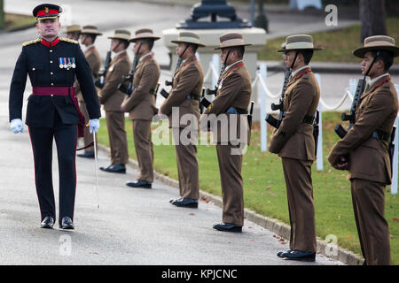 Sandhurst, Regno Unito. Il 14 dicembre, 2017. Dignitari arriva per il sovrano's Parade presso la Reale Accademia militare di Sandhurst. Il Sovrano's Parade segna il passaggio da Sandhurst in seguito al completamento di un anno di formazione intensiva di 162 allievi ufficiali provenienti dal Regno Unito e 25 da 20 paesi d' oltremare. La prima sfilata si è tenuto nel mese di luglio 1948. Foto Stock