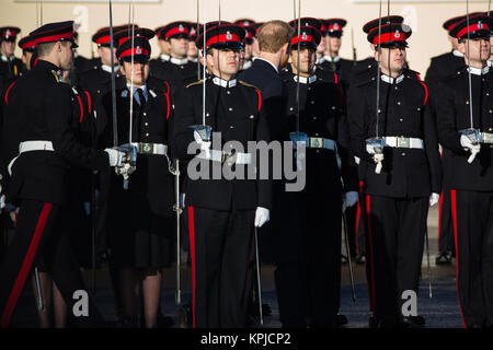 Sandhurst, Regno Unito. Il 14 dicembre, 2017. Il Sovrano's Parade presso la Reale Accademia militare di Sandhurst. Il Sovrano's Parade segna il passaggio da Sandhurst in seguito al completamento di un anno di formazione intensiva di 162 allievi ufficiali provenienti dal Regno Unito e 25 da 20 paesi d' oltremare. La prima sfilata si è tenuto nel mese di luglio 1948. Foto Stock