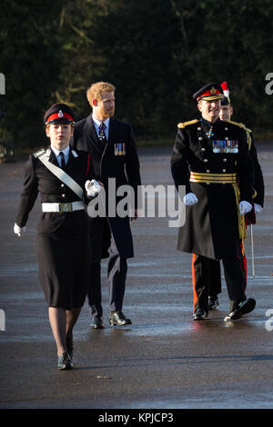 Sandhurst, Regno Unito. Il 14 dicembre, 2017. Il principe Harry si prepara a presentare premi tra cui la spada di onore, la spada di Oltremare e il Queen's Medal al sovrano's Parade presso la Reale Accademia militare di Sandhurst. Il Sovrano's Parade segna il passaggio da Sandhurst in seguito al completamento di un anno di formazione intensiva di 162 allievi ufficiali provenienti dal Regno Unito e 25 da 20 paesi d' oltremare. La prima sfilata si è tenuto nel mese di luglio 1948. Foto Stock