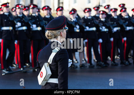 Sandhurst, Regno Unito. Il 14 dicembre, 2017. Il Sovrano's Parade presso la Reale Accademia militare di Sandhurst. Il Sovrano's Parade segna il passaggio da Sandhurst in seguito al completamento di un anno di formazione intensiva di 162 allievi ufficiali provenienti dal Regno Unito e 25 da 20 paesi d' oltremare. La prima sfilata si è tenuto nel mese di luglio 1948. Foto Stock